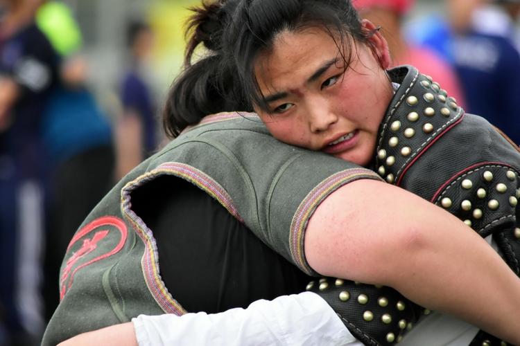 女蒙古摔跤vs中国摔跤的相关图片